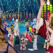 İDİL BİLGEN’İN AY-YILDIZLI KAFTANI GÖZ KAMAŞTIRDI